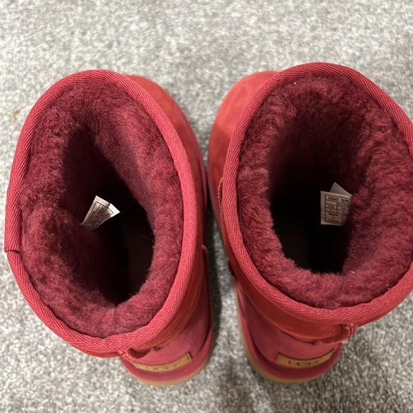 COPY - Red Uggs. Barely worn. Size 7 - Picture 4 of 4
